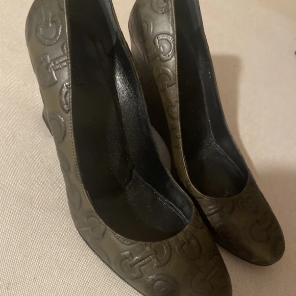 Authentic Gucci vintage wedges embossed Size 38 1/2 GG Logo - Picture 2 of 3
